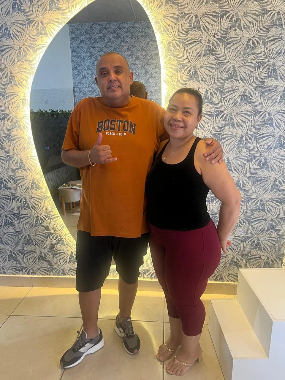 Geane Carvalho no ateliê com cliente